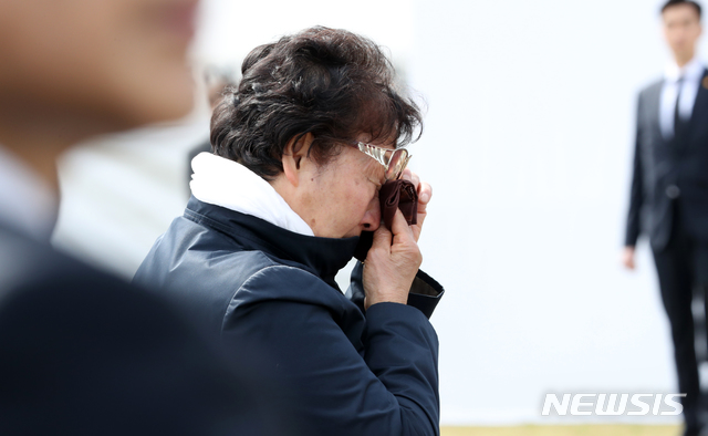 [제주=뉴시스]박영태 기자 = 3일 제주시 봉개동의 제주 4·3평화공원에서 열린 제72주년 제주 4·3 희생자 추념식에서 참석자가 눈물을 흘리고 있다. 2020.04.03.since1999@newsis.com