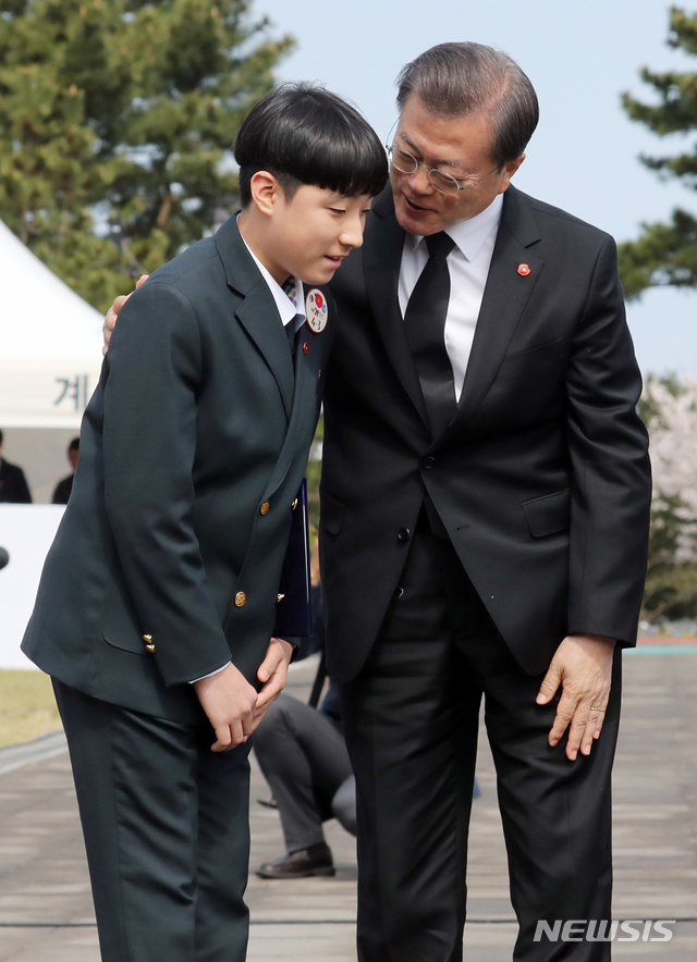 [제주=뉴시스]박영태 기자 = 문재인 대통령이 3일 제주시 봉개동의 제주 4·3평화공원에서 열린 제72주년 제주 4·3 희생자 추념식에 참석해 편지를 낭독한 유족 김대호군을 격려하고 있다. 2020.04.03.since1999@newsis.com