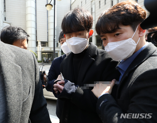 [서울=뉴시스] 조수정 기자 = 미성년자 등을 협박해 성착취 동영상을 찍고 유포한 '박사방' 조주빈의 범행을 도운 공익근무요원 최모 씨가 지난 3일 오전 영장실질심사(구속 전 피의자 심문)을 마친 뒤 서울 서초동 서울중앙지방법원을 나서 차량으로 향하고 있다.&nbsp; 2020.04.03. chocrystal@newsis.com