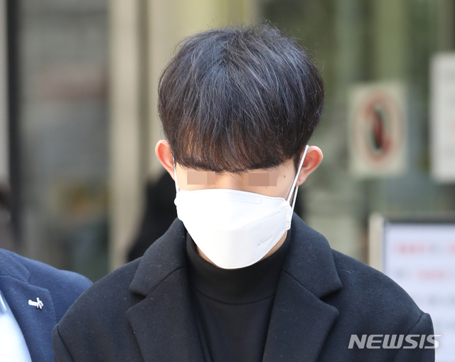 [서울=뉴시스] 조수정 기자 = 미성년자 등을 협박해 성착취 동영상을 찍고 유포한 '박사방' 조주빈의 범행을 도운 공익근무요원 최모 씨가 3일 오전 영장실질심사(구속 전 피의자 심문)을 마친 뒤 서울 서초동 서울중앙지방법원을 나서 차량으로 향하고 있다. 최 씨는 공익근무요원으로 서울 한 주민센터에서 근무하며 200여명의 개인정보를 불법으로 조회하고 이 중 17명의 개인정보를 조주빈에게 제공한(개인정보보호법 위반) 혐의로 구속영장이 청구됐다. 2020.04.03.&nbsp; chocrystal@newsis.com 