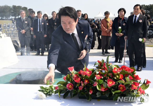 [제주=뉴시스]우장호 기자 = 이인영 더불어민주당 원내대표가 3일 오전 제주시 봉개동 제주4·3평화공원에서 진행된 제72주년 제주 4·3 희생자 추념식에 참석해 헌화하고 있다. 2020.04.03. woo1223@newsis.com