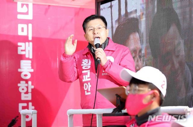 [서울=뉴시스]김선웅 기자 = 황교안 종로구 미래통합당 후보가 3일 오전 서울 종로구 창신동에서 유세를 하며 지지를 호소하고 있다. 2020.04.03.&nbsp; mangusta@newsis.com