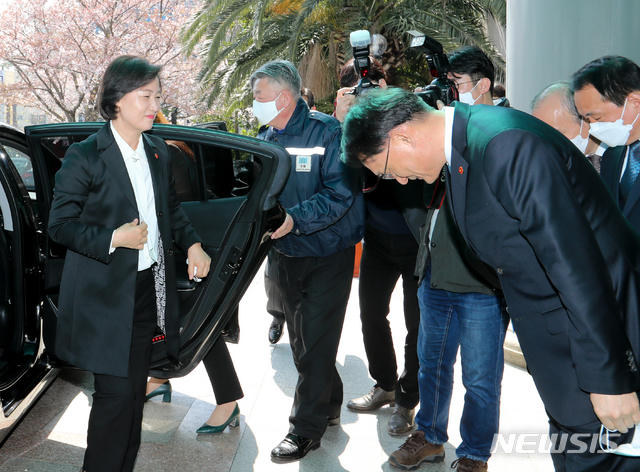 [제주=뉴시스]우장호 기자 = 추미애 법무부 장관이 3일 오후 제주지방검찰청을 방문해 박찬호(54·사법연수원 26기) 지검장의 인사를 받고 있다. 2020.04.03.&nbsp; woo1223@newsis.com