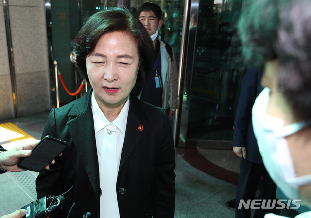 [제주=뉴시스]우장호 기자 = 추미애 법무부 장관이 3일 오후 제주지방검찰청을 방문해 박찬호(54·사법연수원 26기) 지검장과 인사한 후 취재진의 질문에 답변하고 있다. 2020.04.03. woo1223@newsis.com