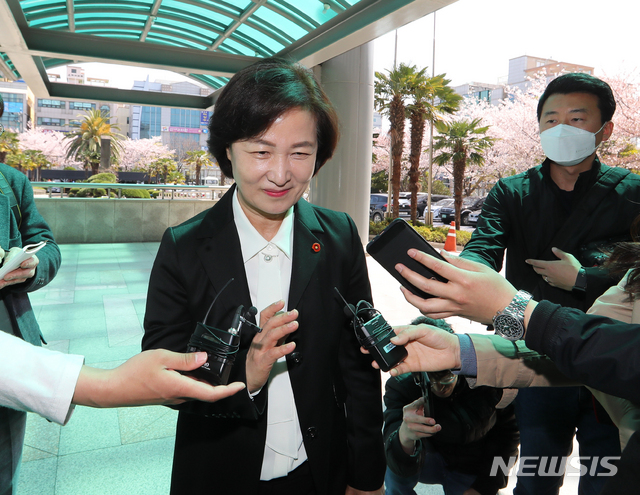 [제주=뉴시스]우장호 기자 = 추미애 법무부장관이 지난 3일 오후 제주지방검찰청을 방문해 박찬호(54·사법연수원 26기) 지검장과 인사한 후 취재진의 질문에 답변하고 있다. 2020.04.03. woo1223@newsis.com