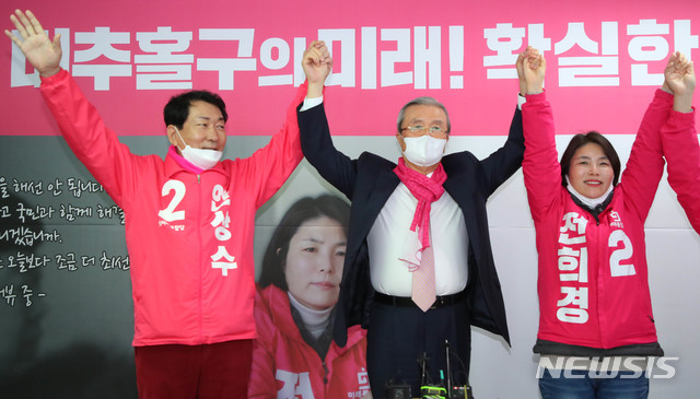 [인천=뉴시스] 장세영 기자 = 김종인 미래통합당 총괄선대위원장이 3일 인천 미추홀구 전희경 미래통합당 21대 총선 동구미추홀구갑 후보 사무실에 방문해 전희경 후보자, 안상수 21대 총선 동구미추홀구을 후보자와 만세를 하며 기념촬영을 하고 있다. 2020.04.03.&nbsp; photothink@newsis.com 