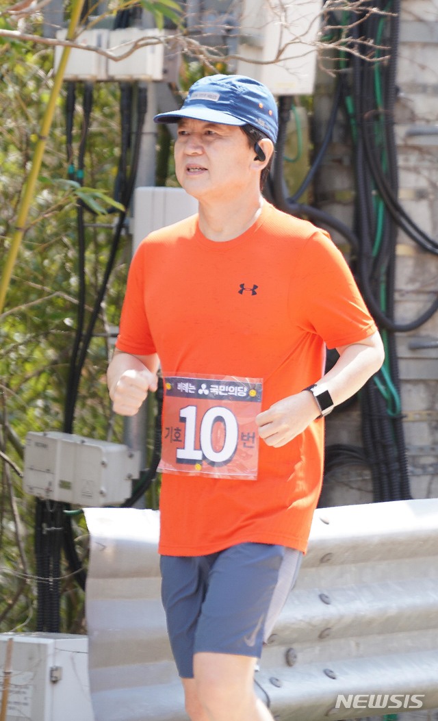 [서울=뉴시스]국토종주에 나선 안철수 국민의당 대표가 3일 전남 광양에서 화개장터로 향하고 있다. (사진=국민의당 제공) 2020.04.03. photo@newsis.com