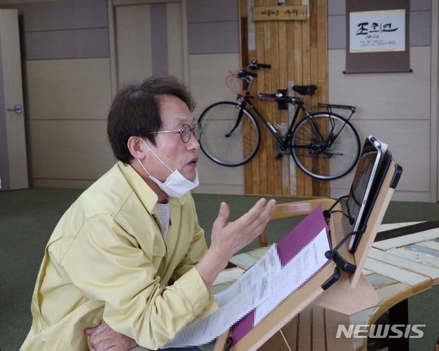 [서울=뉴시스]조희연 서울시교육감이 3일 오후 서울 종로구 서울시교육청에서 고등학교 교장들과 오는 9일 온라인 개학에 따른 고등학교의 온라인수업 현황 등 개학 준비 상황을 점검하는 영상회의를 하고 있다. (사진=서울시교육청 제공) 2020.04.03. photo@newsis.com