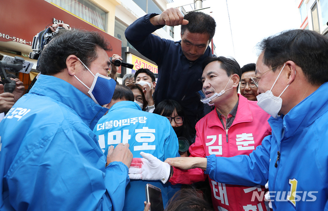 [춘천=뉴시스] 김진아 기자 = 이낙연 더불어민주당 공동상임선대위원장이 허영 춘천철원화천양구갑 후보, 강원 춘천철원군화천군양구을 정만호 후보와 3일 강원도 춘천 제일 중앙시장을 찾아 유세를 하던 중 미래통합당 김진태 춘천철원화천양구갑 후보와 인사를 나누고 있다. 2020.04.03. bluesoda@newsis.com