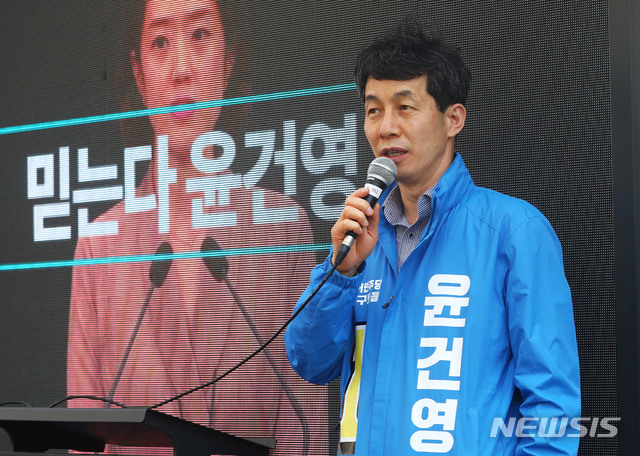 [서울=뉴시스]홍효식 기자 = 제21대 국회의원선거 서울 구로을에 출마하는 윤건영 더불어민주당 후보가 3일 서울 구로구 구로5동 일대에서 지지를 호소하고 있다. 2020.04.03. yesphoto@newsis.com