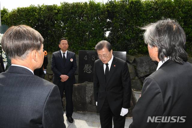 [제주=뉴시스]박영태 기자 = 문재인 대통령이 3일 4.3 희생자와 군경 희생자 신위를 함께 안치함으로써 화해와 상생의 상징적 장소가 된 제주 하귀리 영모원을 참배한 후 원내에 있는 4.3 희생자 위령비 앞에서 현창하(왼쪽) 전 제주 경우회장과 송승문(오른쪽) 제주4.3희생자유족회장이 화해를 했다는 이야기를 듣고 머리숙여 인사하고 있다. 2020.04.03.since1999@newsis.com