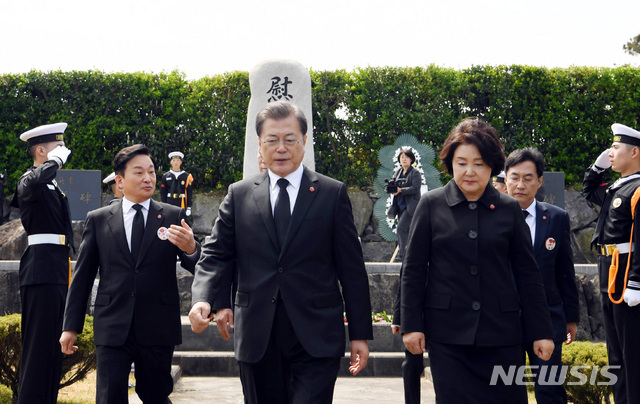 [제주=뉴시스]박영태 기자 = 문재인 대통령이 3일 4.3 희생자와 군