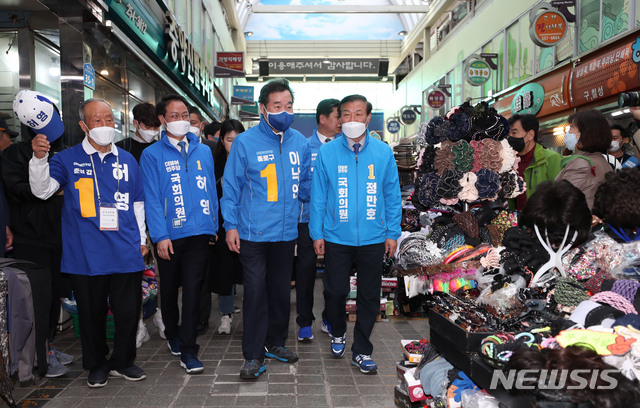 [춘천=뉴시스] 김진아 기자 = 이낙연 더불어민주당 공동상임선대위원장이 허영 춘천철원화천양구갑 후보, 춘천철원군화천군양구을 정만호 후보와 3일 강원도 춘천 제일 중앙시장을 방문하고 있다.2020.04.03. bluesoda@newsis.com