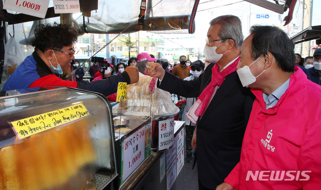 [인천=뉴시스] 장세영 기자 = 미래통합당 김종인 총괄선대위원장, 전희경 21대 총선 동구미추홀구갑 후보자, 홍일표 의원이 3일 인천 미추홀구 신진시장에서 상인들에게 거리유세를 하고 있다. 2020.04.03.&nbsp; photothink@newsis.com