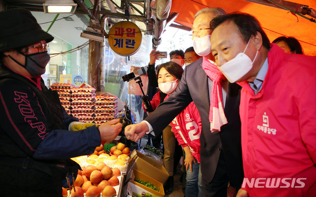 [인천=뉴시스] 장세영 기자 = 미래통합당 김종인 총괄선대위원장, 전희경 21대 총선 동구미추홀구갑 후보자, 홍일표 의원이 3일 인천 미추홀구 신진시장에서 상인들에게 거리유세를 하고 있다. 2020.04.03.&nbsp; photothink@newsis.com