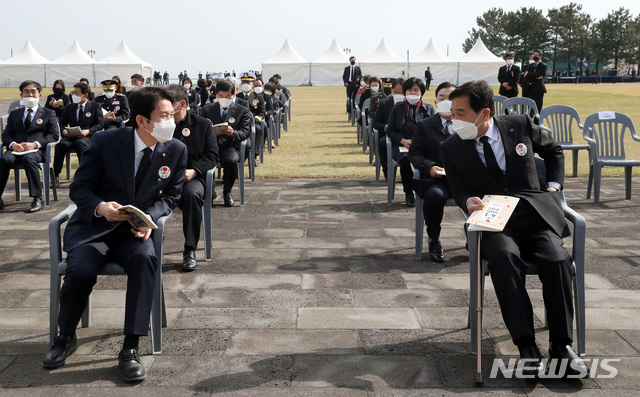 [제주=뉴시스]박영태 기자 =  더불어민주당 이인영 원내대표(왼쪽)와 미래통합당 심재철 원내대표가 3일 제주 4·3 평화공원에서 열린 '제72주년 제주 4·3 희생자 추념식'에 참석, 간격을 넓게 두고 배치된 의자에 앉아 대화를 하고 있다. 2020.04.03.since1999@newsis.com