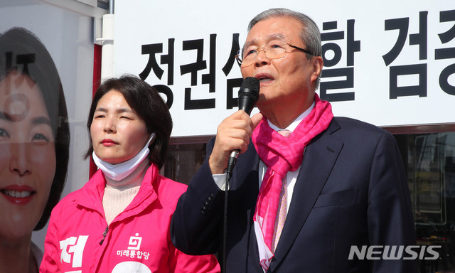 [인천=뉴시스] 장세영 기자 = 김종인 미래통합당 총괄선대위원장이 3일 인천 미추홀구 신기시장 앞 사거리에서 유세차에 올라 거리유세를 하고 있다. 2020.04.03. photothink@newsis.com