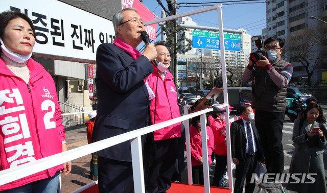 [인천=뉴시스] 장세영 기자 = 김종인 미래통합당 총괄선대위원장이 3일 인천 미추홀구 신기시장 앞 사거리에서 유세차에 올라 거리유세를 하고 있다. 2020.04.03.&nbsp; photothink@newsis.com 