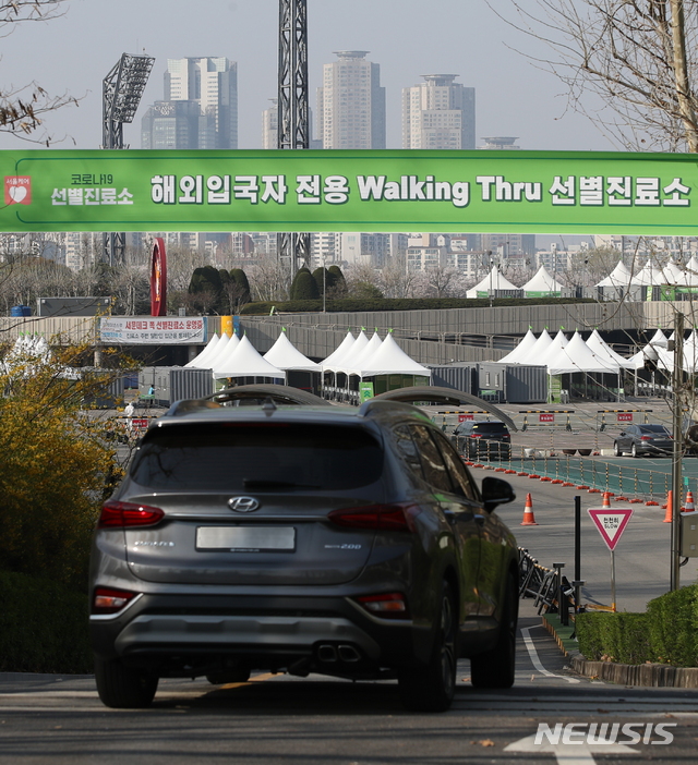 [서울=뉴시스] 조수정 기자 = 해외입국자 전용 신종 코로나바이러스 감염증(코로나19) 워킹스루 선별진료소가 설치된 3일 오후 서울 잠실종합운동장에서 차량이 진료소로 들어서고 있다. 2020.04.03. chocrystal@newsis.com