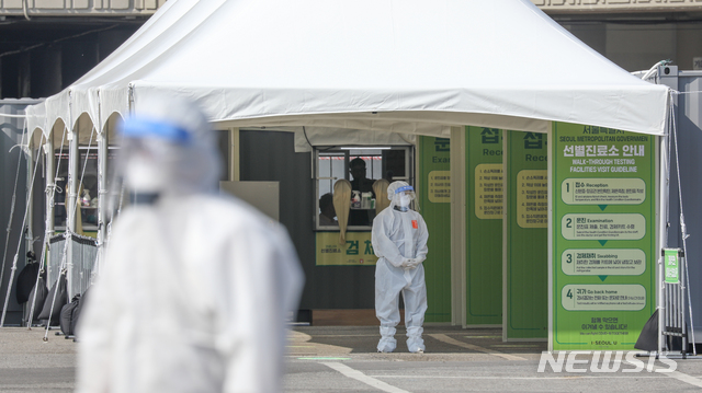 [서울=뉴시스] 조수정 기자 = 해외입국자 전용 신종 코로나바이러스 감염증(코로나19) 워킹스루 선별진료소가 설치된 3일 오후 서울 잠실종합운동장에서 의료진이 해외 입국자들을 기다리고 있다. 2020.04.03. chocrystal@newsis.com