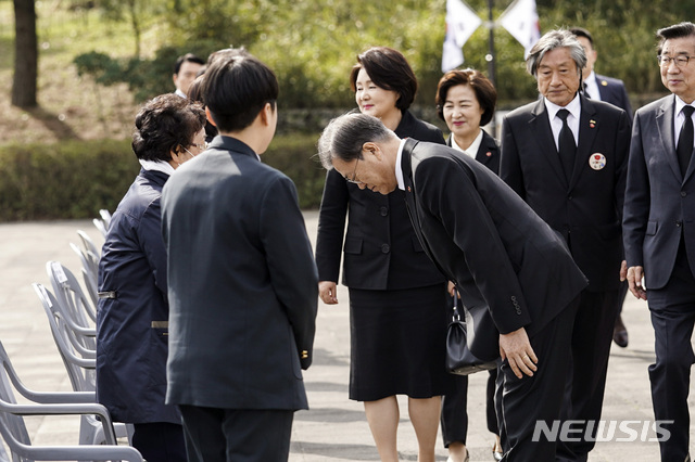 [제주=뉴시스]박영태 기자 = 문재인 대통령이 3일 제주시 봉개동의 제주 4.3평화공원에서 열린 제72주년 제주 4.3 희생자 추념식에 참석하며 고 양지홍 희생자의 유족에게 인사하고 있다. 2020.04.03.since1999@newsis.com