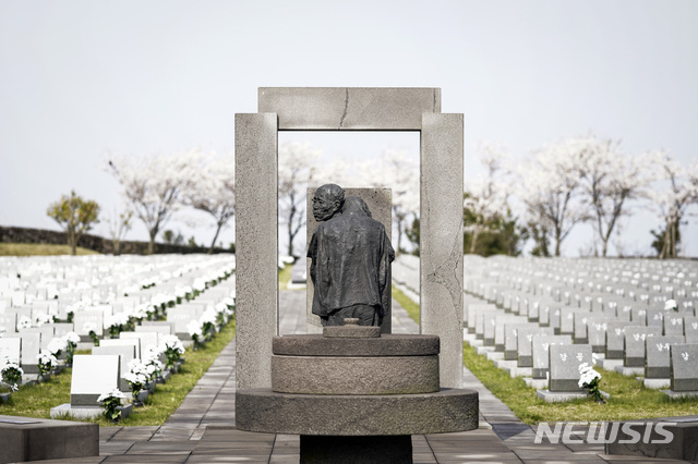 [제주=뉴시스]박영태 기자 = 제72주년 4.3 희생자 추념식이 열린 3일 제주시 봉개동의 제주 4.3평화공원 행불인 묘역의 위령비만이 4.3공원을 지키고 있다. 2020.04.03. since1999@newsis.com