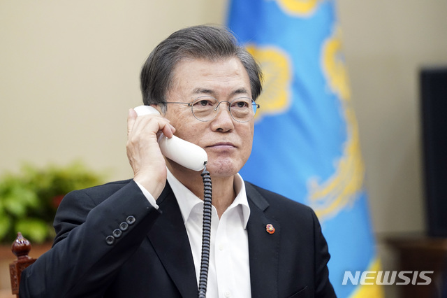 [서울=뉴시스]문재인 대통령이 3일 오후 청와대 여민관에서 응우옌 쑤언 푹 베트남 총리와 전화 통화하고 있다.(사진=청와대 제공) 2020.04.03.photo@newsis.com