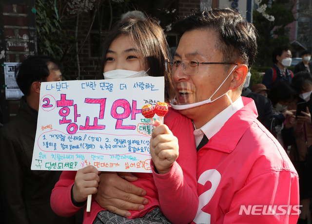 [서울=뉴시스] 고승민 기자 = 황교안 미래통합당 종로구 후보가 3일 서울 종로구 혜화동 일대에서 유세를 하고 있다. 2020.04.02.kkssmm99@newsis.com