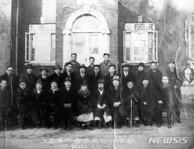 [서울=뉴시스] 1947년 12월 좌우합작 운동을 이끌었던 좌우합작위원회의 공식 해산을 기념해 주요 인사들이 기념촬영을 하고 있다. 1947년 7월 17일 암살당한 여운형(呂運亨)의 사진이 오른쪽 끝에 별도로 추가돼 있다. 1열 왼쪽부터 강순(姜舜), 신숙(申肅), 여운홍(呂運弘), 안재홍(安在鴻), 김붕준(金朋濬), 김규식(金奎植), 김성규(金成圭), 원세훈(元世勳), 오하영(吳夏英), 최동오(崔東旿), 이극로(李克魯). 2열 왼쪽부터 최석창(崔錫昌), 김학배(金鶴培), 김시현(金始顯), 이명하(李明河), 강원룡(姜元龍), 박명환(朴明煥), 신기언(申基彦), 장자일(張子一), 정이형(鄭伊衡), 박건웅(朴建雄), 박승환(朴勝煥), 송남헌(宋南憲). 3열 왼쪽부터 권태양(權泰陽), 정종철(鄭鍾喆), 김동석(金東錫). (사진=미디어한국학 제공) 2020.04.05. photo@newsis.com