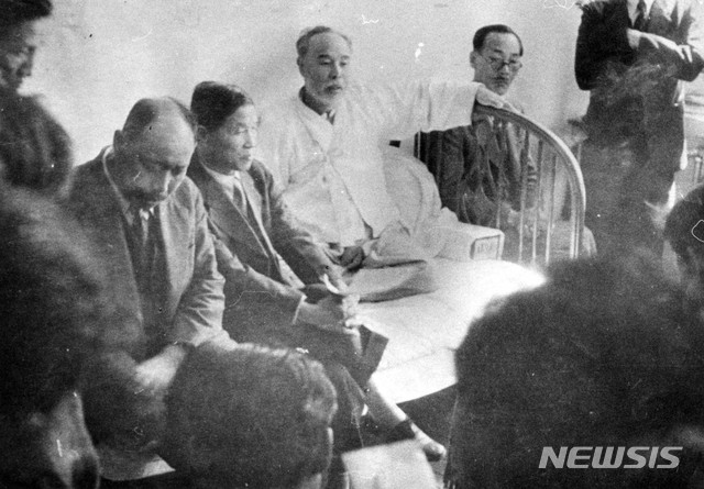 [서울=뉴시스] 1946년 10월 테러를 당해 서울대학교 병원에 입원한 여운형(呂運亨)이 문병 온 백남운(白南雲) 남조선신민당 위원장(왼쪽에서 2번째) 등과 대화를 나누고 있다. 해방정국에서 숱은 테러 위협과 테러를 당했던 여운형은 끝내 1947년 7월 19일 혜화동에서 암살당했다. (사진=미디어한국학 제공) 2020.04.05. photo@newsis.com