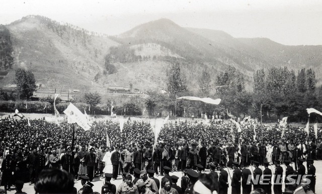 [서울=뉴시스] 1946년 4월 29일 부산 구덕운동장에서 진행된 이승만(李承晩) 당시 민주의원 의장의 연설을 듣기 위해 많은 군중이 모여 있다. 이승만은 1946년 4월 15일부터 6월 9일까지 지방 순회를 하며 강연을 했다. 이 사진은 1946년 1월부터 1947년 1월까지 부산에 있는 주한미군정청에서 재직했던 헨리 G. 웰본(Henry Garner Welbon)이 촬영한 것이다. (사진=국립민속박물관) 2020.04.05. photo@newsis.com (* 위 사진은 재배포, 재판매, DB 및 활용을 금지합니다)