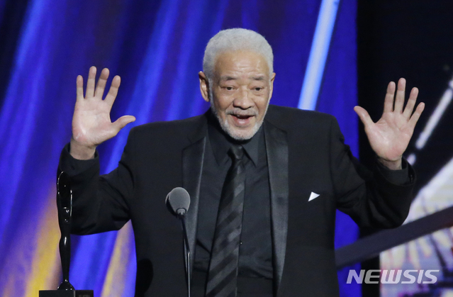  [로스앤젤레스=AP/뉴시스] 1970년대 '린 온 미'(Lean on me) 등 명곡을 담긴 미국 싱어송라이터 빌 위더스가 지난달 30일(현지시간) 심장 합병증으로 숨졌다. 향년 81세. 사진은 지난 2015년 명예의 전당 헌정식에 참여한 위더스. 2020.04.04 