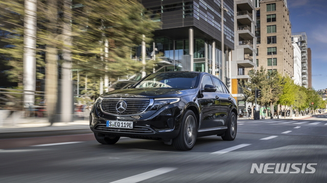 [시승기]첨단기술 품은 첫 순수 전기차…벤츠 EQC