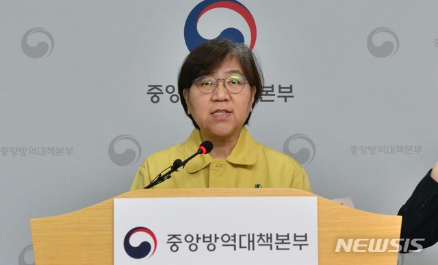 [서울=뉴시스]정은경 질병관리본부 중앙방역대책본부 본부장이 3일 오후 충북 오송 질병관리본부에서 신종 코로나 바이러스 감염증(코로나19) 정례브리핑을 진행하고 있다.(사진=질병관리본부 제공)2020.04.03. photo@newsis.com 