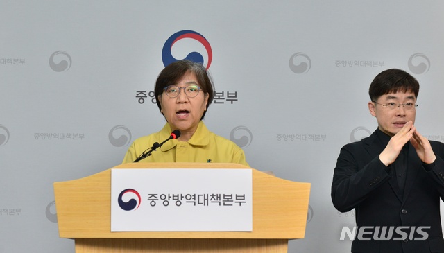 [서울=뉴시스]정은경 질병관리본부 중앙방역대책본부 본부장이 지난 3일 오후 충북 오송 질병관리본부에서 신종 코로나 바이러스 감염증(코로나19) 정례브리핑을 진행하고 있다.(사진=질병관리본부 제공)2020.04.03. photo@newsis.com