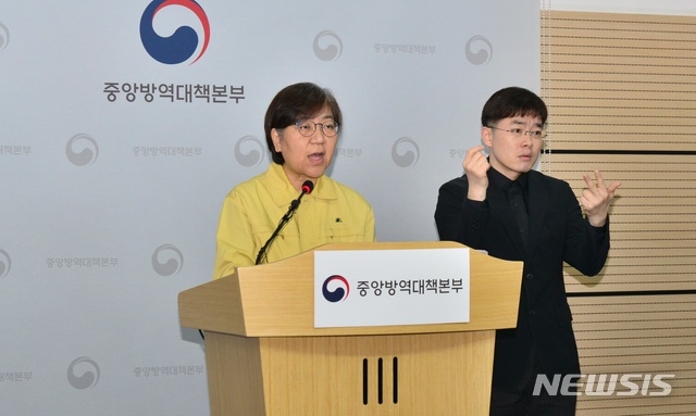 [서울=뉴시스]정은경 질병관리본부 중앙방역대책본부 본부장이 3일 오후 충북 오송 질병관리본부에서 신종 코로나 바이러스 감염증(코로나19) 정례브리핑을 진행하고 있다.(사진=질병관리본부 제공)2020.04.03. photo@newsis.com