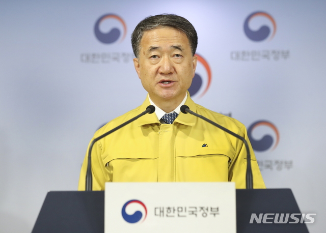 [서울=뉴시스]박능후 보건복지부 장관 겸 중앙재난안전대책본부 1차장이 4일 오전 11시 정부서울청사에서 신종 코로나 바이러스 감염증(코로나19) 정례브리핑을 하고 있다.(사진=중앙재난안전대책본부 제공) 2020.04.04. photo@newsis.com