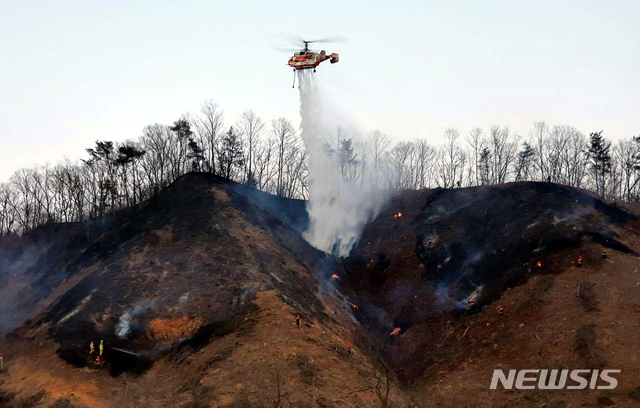 [춘천=뉴시스] 장경일 인턴기자 = 산림청 카모프 헬기가 4일 오후 강원 춘천시 사북면 송암리 사유림에서 발생한 산불 현장에 물을 투하하고 있다. 2020.04.04.jgi1988@newsis.com