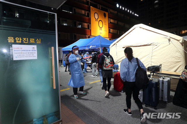 [서울=뉴시스]서울 강남구에서 해외입국자 신종 코로나바이러스 감염증(코로나19) 검체검사가 진행되고 있는 모습. (사진=강남구 제공) 2020.04.04. photo@newsis.com