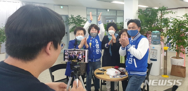 [수원=뉴시스] 정은아 기자 = 4일 경기 수원병 더불어민주당 김영진 후보가 온라인 개소식을 갖고 페이스북 라이브 방송을 하면서 자신의 정치 행보를 함께 해온 가족들과 당원들을 소개하고 있다. 2020.4.4. jea@newsis.com