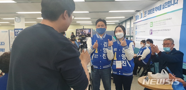 [수원=뉴시스] 정은아 기자 = 4일 경기 수원병 더불어민주당 김영진 후보가 온라인 개소식을 갖고 페이스북 라이브 방송을 하는 자리에서 자신의 딸을 소개고 있다. 2020.4.4. jea@newsis.com
