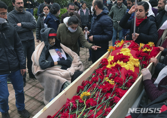 [이스탄불(터키)=AP/뉴시스]저항 노래를 불러온 밴드 그룹 요룸의 강제 해산에 항의, 재결성 허용 및 수감 멤버 석방을 요구하는 단식 투쟁을 벌이다 288일만에 숨진 헬린 볼렉(28, 여)의 장례식이 열린 3일 터키 이스탄불에서 볼렉의 관 주변에 추모객들이 모여 있다. 그녀는 3일 이스탄불의 자택에서 숨졌다. 2020.4.3