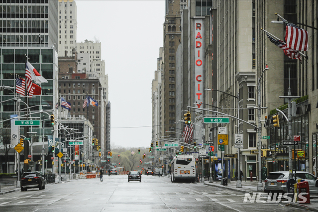 [뉴욕=AP/뉴시스]3일(현지시간) 행인들이 신종 코로나바이러스 감염증(코로나19) 여파로 텅 빈 뉴욕의 거리를 걷고 있다. 2020.04.05. 