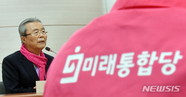 [부산=뉴시스] 하경민 기자 = 김종인 미래통합당 총괄선대위원장이 4일 부산 수영구 부산시당을 방문, 부산 총선 후보자들과 선거대책위원회 회의를 갖기에 앞서 모두발언을 하고 있다. 2020.04.04.yulnetphoto@newsis.com