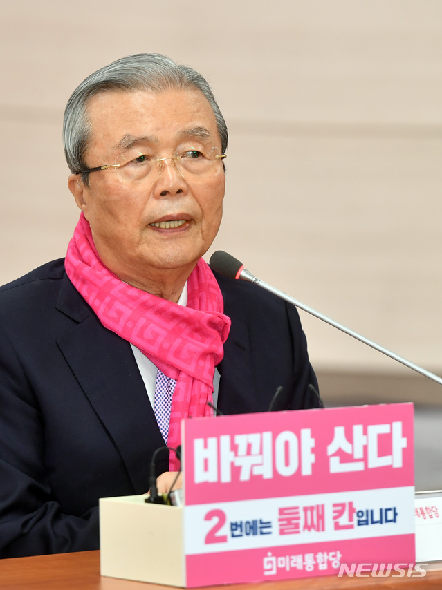 [부산=뉴시스] 하경민 기자 = 김종인 미래통합당 총괄선대위원장이 4일 부산 수영구 부산시당을 방문, 부산 총선 후보자들과 선거대책위원회 회의를 갖기에 앞서 모두발언을 하고 있다. 2020.04.04.yulnetphoto@newsis.com