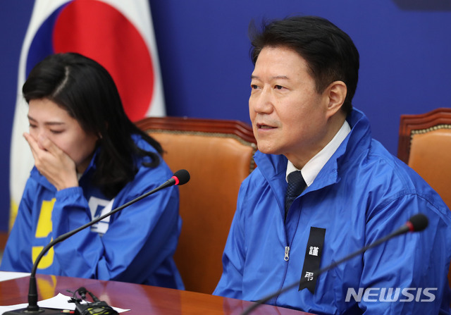 [서울=뉴시스] 김진아 기자 = 우희종 더불어시민당 상임공동선대위원장이 4일 서울 여의도 국회에서 열린 더불어시민당 코로나19 타계 의사 추모 묵념 동참 및 추모성명 발표 기자회견에서 추모발언을 하고 있다. 2020.04.04. bluesoda@newsis.com