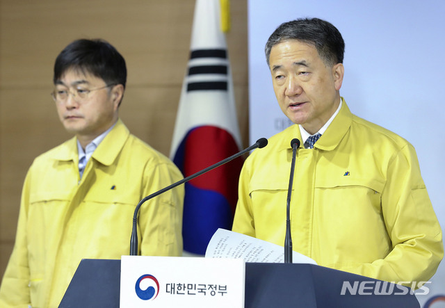 [서울=뉴시스]홍효식 기자 = 박능후 보건복지부 장관이 4일 오전 서울 종로구 정부서울청사에서 코로나19 대응 중앙재난안전대책본부 온라인 정례브리핑을 하고 있다. (사진=보건복지부 제공) 2020.04.04.&nbsp; photo@newsis.com