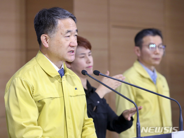 [서울=뉴시스]홍효식 기자 = 박능후 보건복지부 장관이 4일 오전 서울 종로구 정부서울청사에서 코로나19 대응 중앙재난안전대책본부 온라인 정례브리핑을 하고 있다. (사진=보건복지부 제공) 2020.04.04.&nbsp;&nbsp; photo@newsis.com