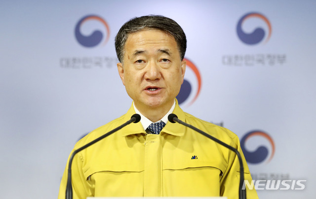 [서울=뉴시스]홍효식 기자 = 박능후 보건복지부 장관이 4일 오전 서울 종로구 정부서울청사에서 코로나19 대응 중앙재난안전대책본부 온라인 정례브리핑을 하고 있다. (사진=보건복지부 제공) 2020.04.04.&nbsp;&nbsp;&nbsp; photo@newsis.com