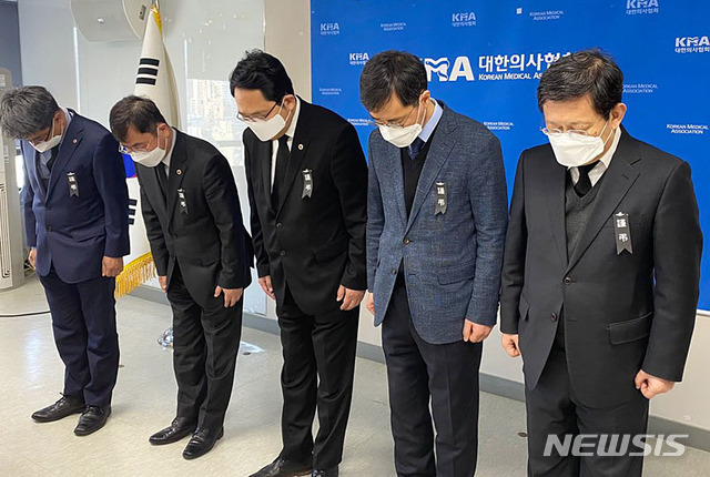 [서울=뉴시스]홍효식 기자 = 최대집 대한의사협회 회장과 임원들이 4일 서울 용산구 대한의사협회 사무실에서 신종 코로나바이러스 감염증(코로나19)으로 투병하다 숨진 내과 의사에 대해 묵념하고 있다. (사진=대한의사협회 제공) 2020.04.04. photo@newsis.com